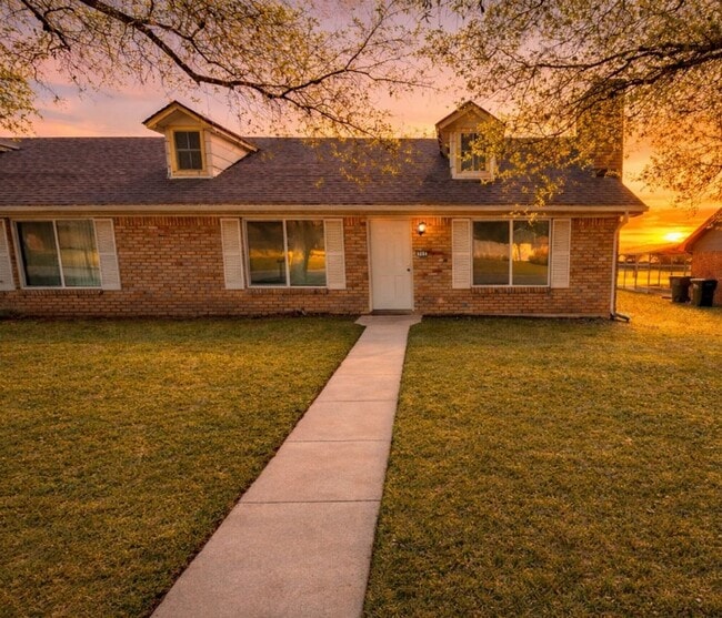 Building Photo - AVAILABLE NOW!