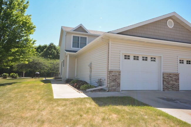 Building Photo - End unit Villas on the Parkway townhome!