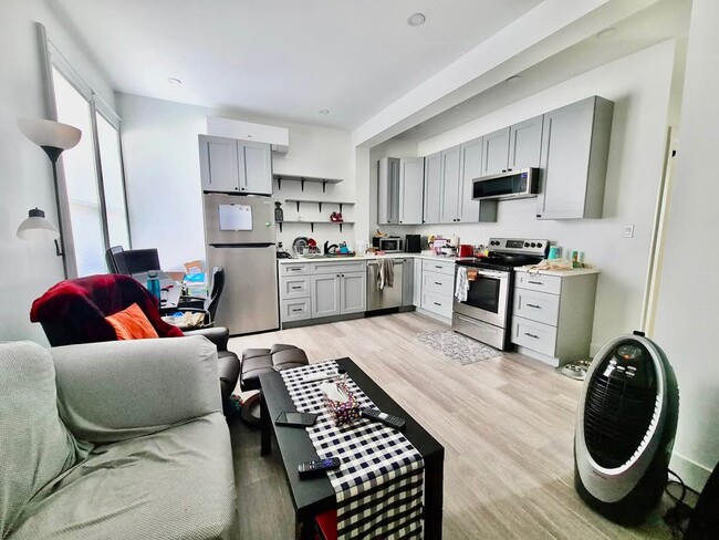 Building Photo - Renovated 2-Bedroom Apartment Unit 2