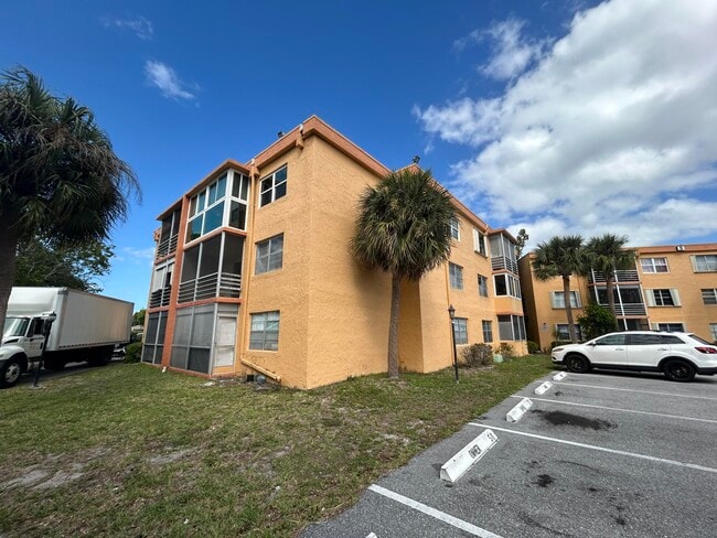 Building Photo - 4314 NW 9th Ave Unit 4-2b