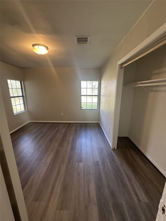 Photo - 5847 Belcrest St