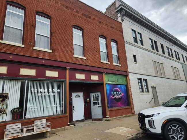 Building Photo - 417 E Spring St