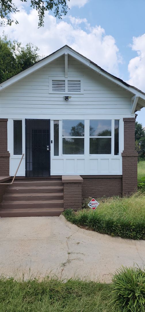 Building Photo - A Spacious house with lots of space and bi...