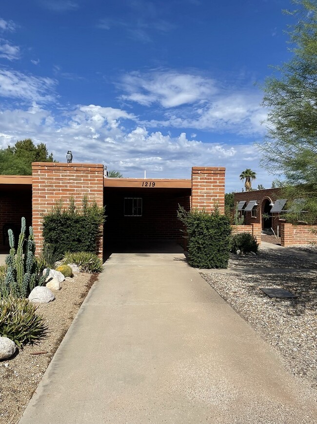 Photo - 1219 N Dodge Blvd