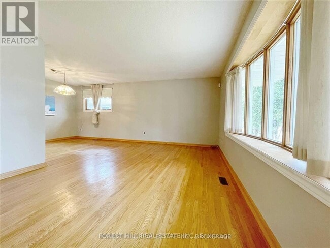 Photo - 98 Fred Varley Dr