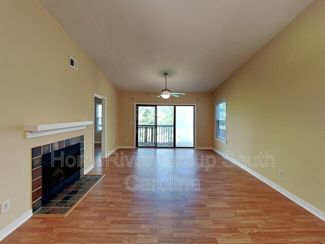 637 Edgewater Ln