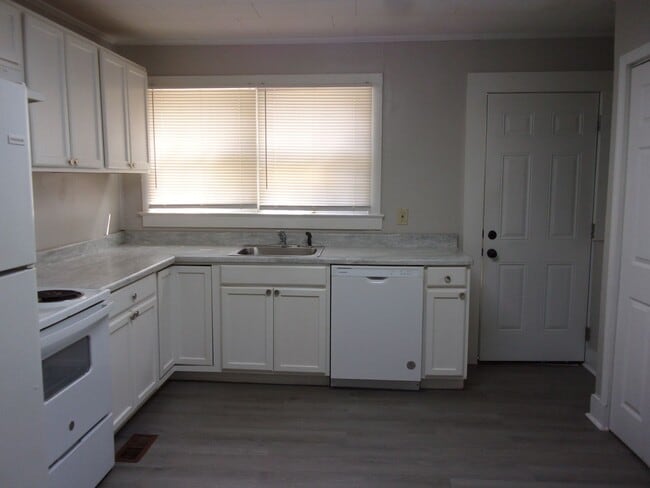 Photo - 1050 Ebenezer Ave Ext