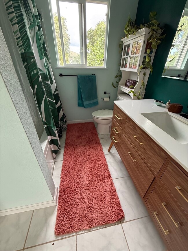 El baño principal cuenta con una bañera profunda para relajarse. - 12-124 W Moanauli Loop