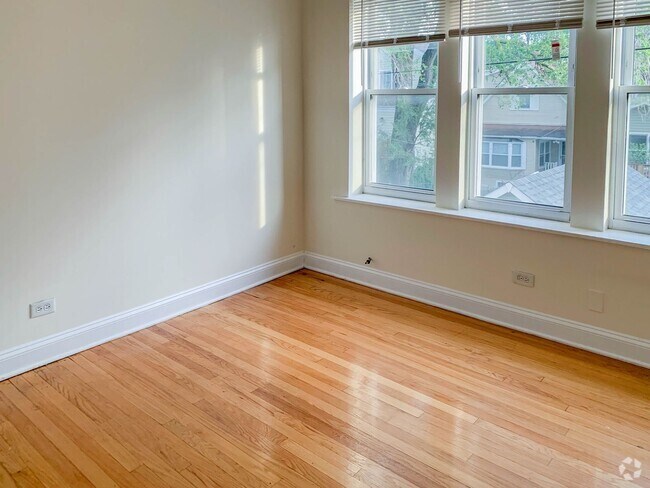 Building Photo - 5206 N Leavitt St Unit 2 Rental