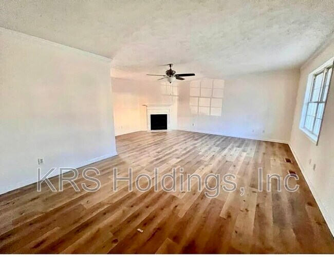 Photo - 400 Barrington Way