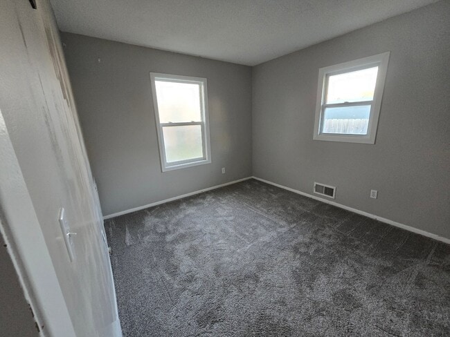 Building Photo - 1401-1403 Parkview Ln NE Unit 1403