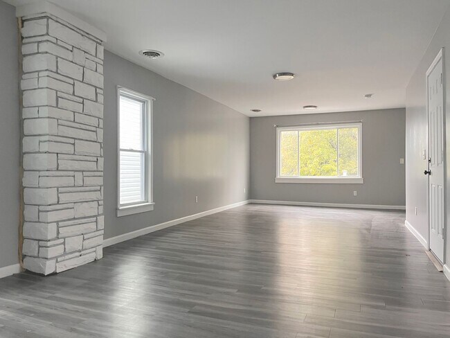 Building Photo - 1025 West Ave Unit 2- 2nd Floor