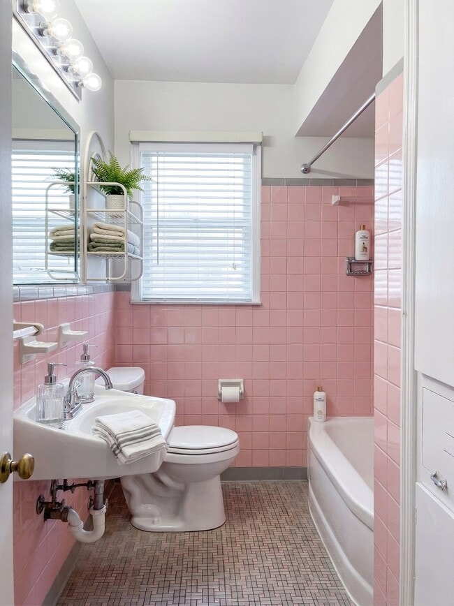 Photo - 124 E Salem Dr