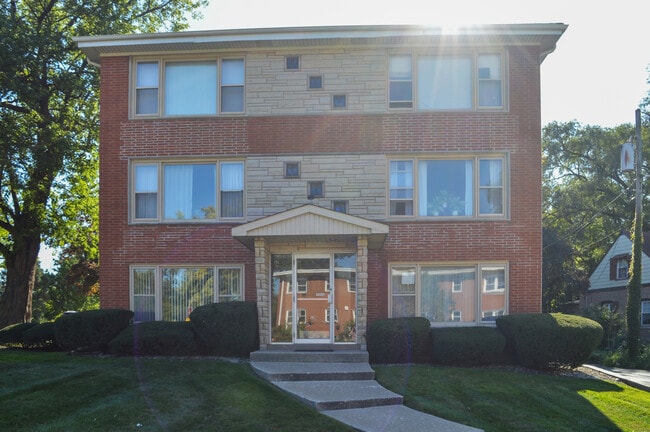 Building Photo - 2025 Maple Rd Unit 1E