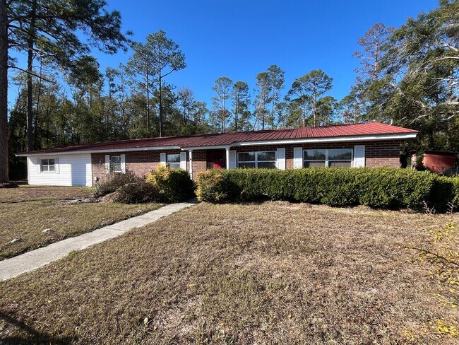 Photo - Spacious 3-Bedroom home with Huge Fenced Yard & Pole Barn – Live Oak, FL