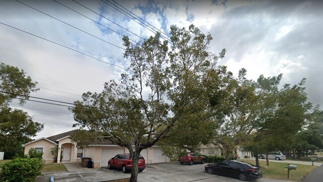 Building Photo - 4131 SW Santa Barbara Pl Unit 4131 SW Santa Barbara Pl #C