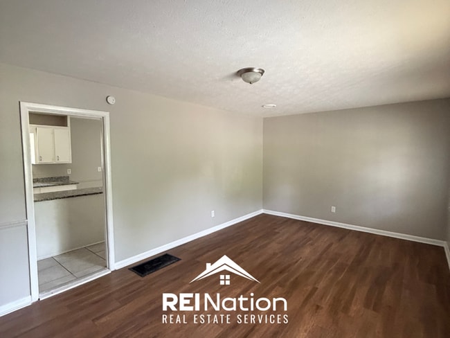 Photo - 607 Country View Dr NE