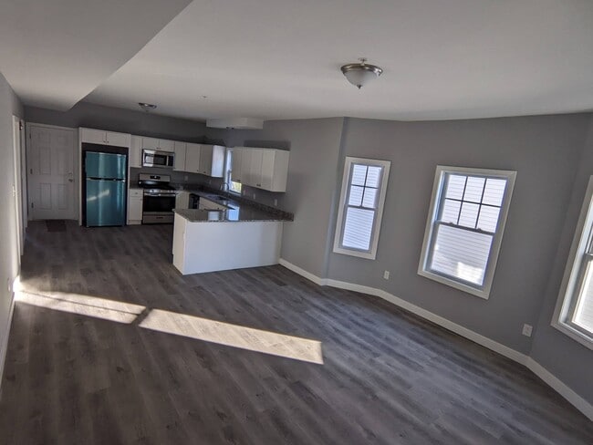 Building Photo - 43 Clare St Unit 2