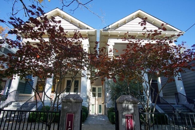 Building Photo - Beautifully Updated 2-Bed w/Condo Grade Fi... Unit 05