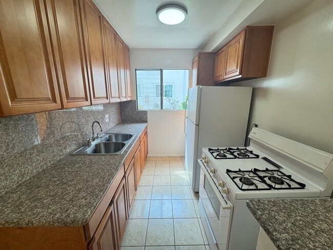 Photo - 555 N Ardmore Ave Unidad 3