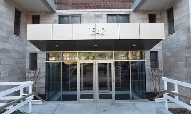 Building Photo - 1540 Pelham Pkwy S Unit 202E