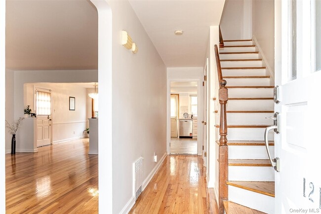 Photo - 121 Manhasset Ave