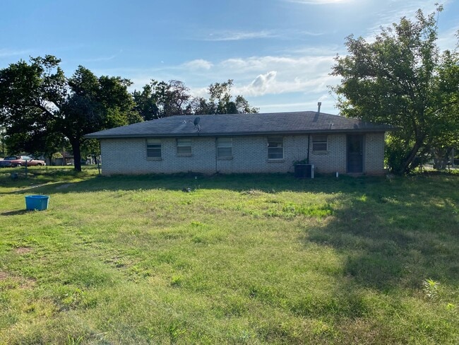 Building Photo - 4808 Sunset Terrace