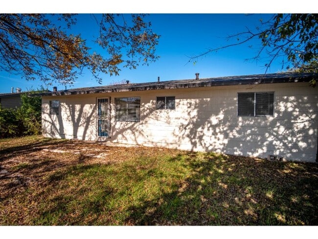 Building Photo - Nice and Convenient Home