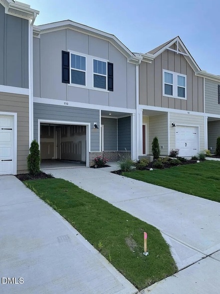 Photo - 930 Field Ivy Dr