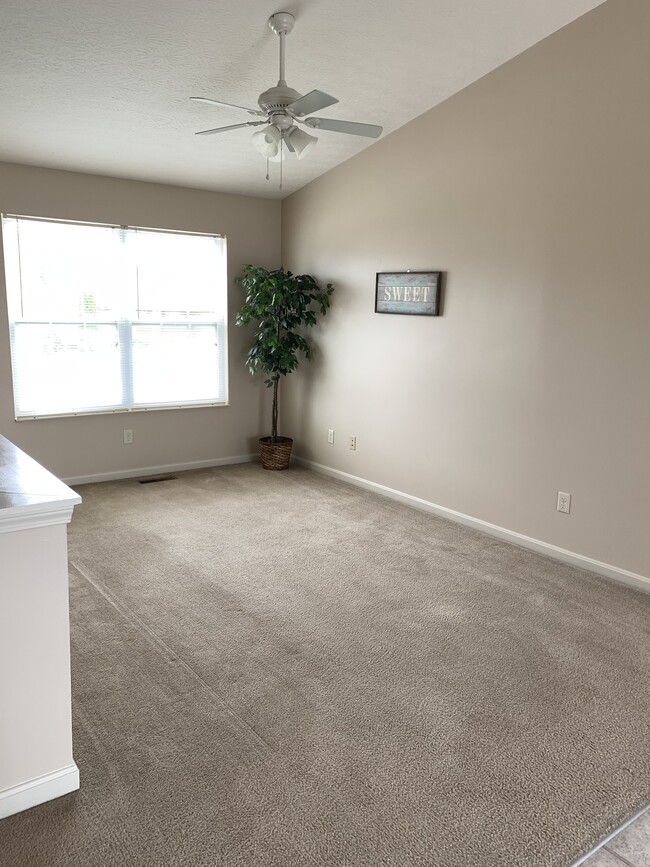 La sala de estar del piso superior tiene dos ventanas grandes que dejan entrar mucha luz. - 6869 Gordon Blvd