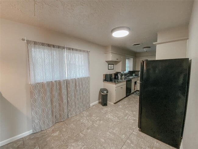 Photo - 208 Thompson Dr