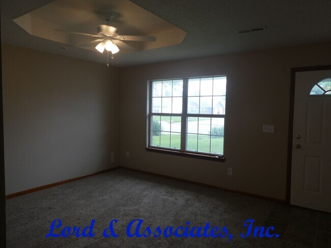 318 Lois Ln