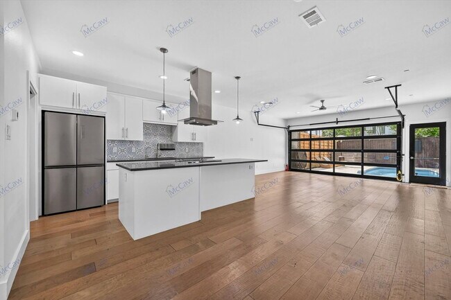 4413 Roseland Ave