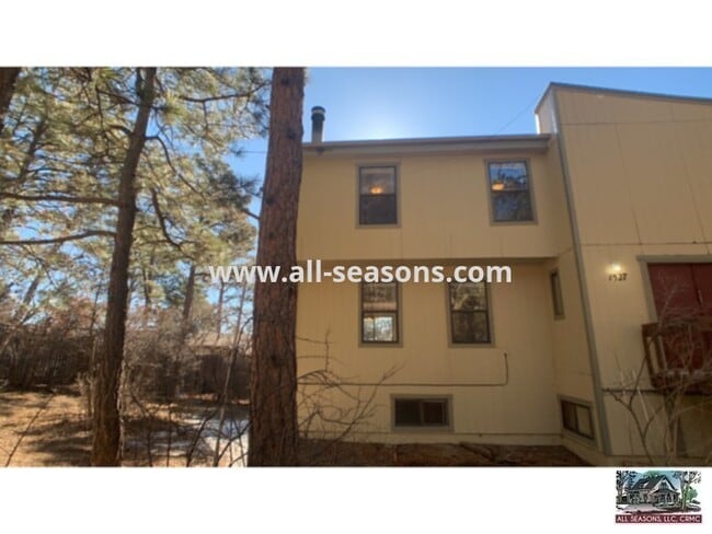 Building Photo - Charming multi-story duplex unit, nestled ... Rental