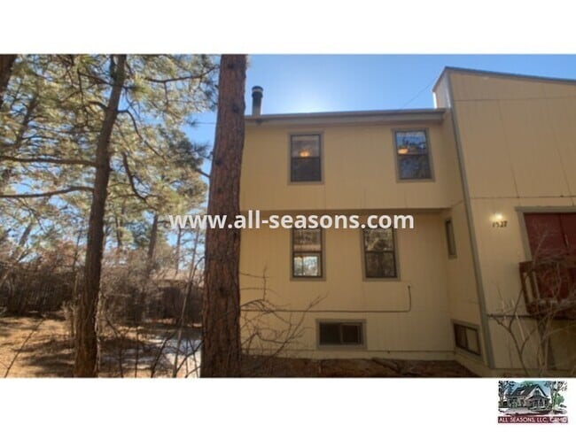 Building Photo - Charming multi-story duplex unit, nestled ... Rental