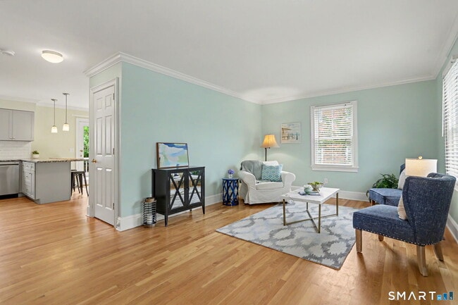 Photo - 211 Hunyadi Ave