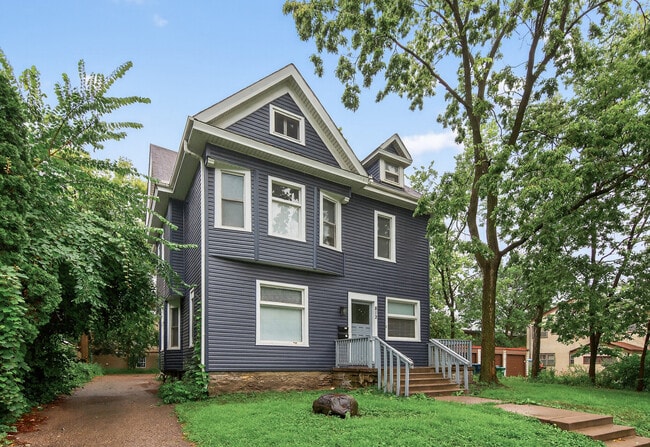 Building Photo - 812 7th St SE Rental