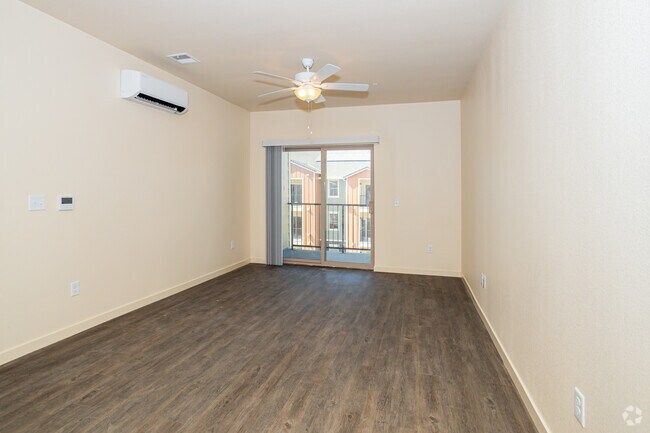 2BR, 2BA - 931SF