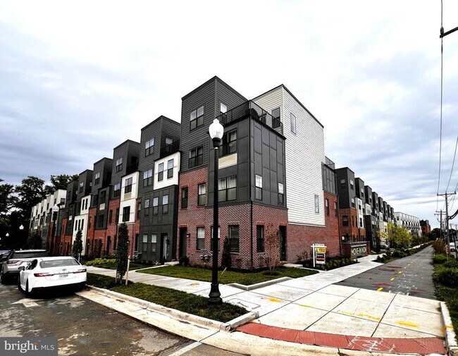 4989 Eisenhower Ave