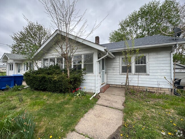 Building Photo - 2 bedroom house in Moline with detached ga...