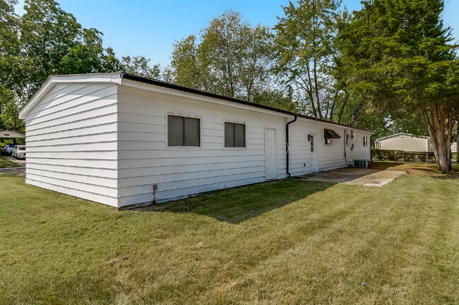 Photo - Charming & Modern 3 Bed / 1 Bath Home in F...