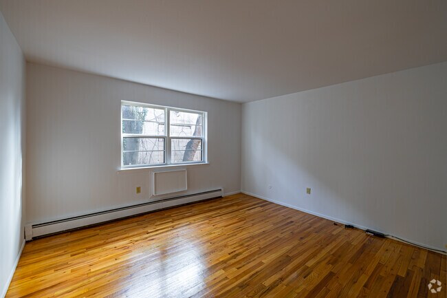 1BR, 1BA - 786SF - Bedroom