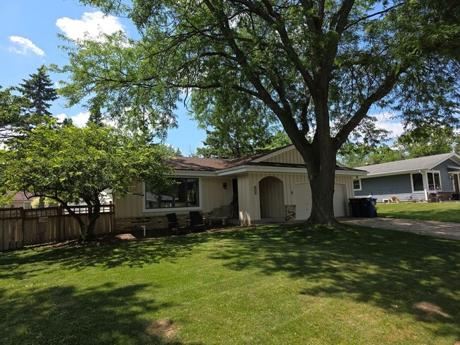 Updated 3 bedroom 2 bathroom Oak Creek ranch - Updated 3 bedroom 2 bathroom Oak Creek ranch House