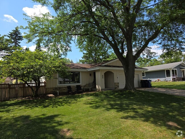 Building Photo - Updated 3 bedroom 2 bathroom Oak Creek ranch Rental