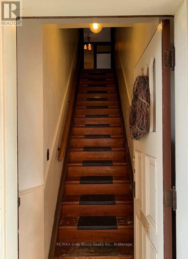 Photo - 235 10th St W