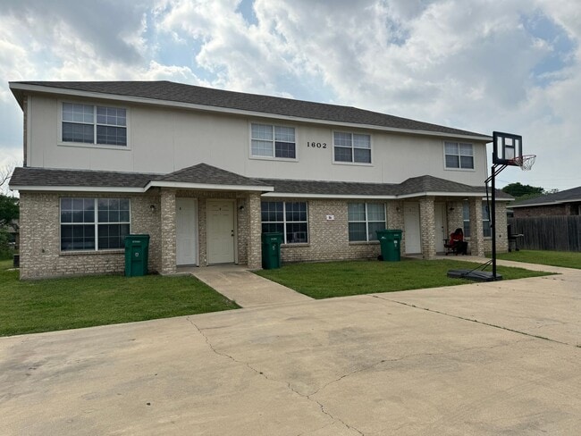 Building Photo - 1602 Aztec Trce Unit Apt A