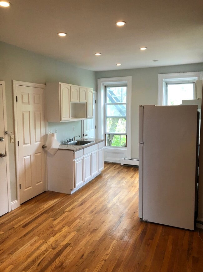 Building Photo - 262 Suydam Ave Unit #2