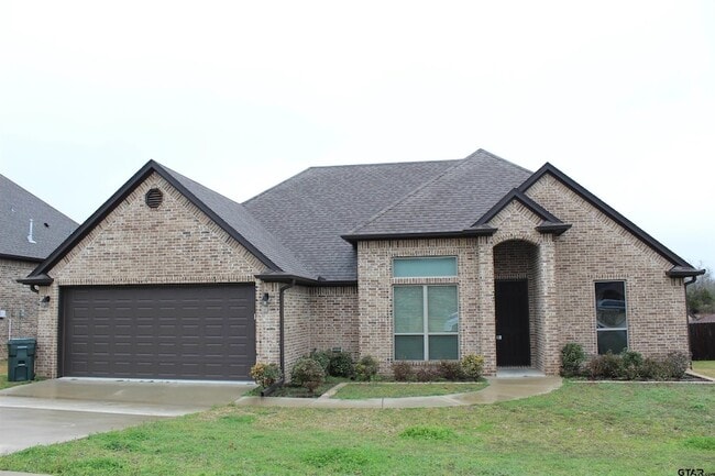 Building Photo - 1811 Spruce Pine Lane