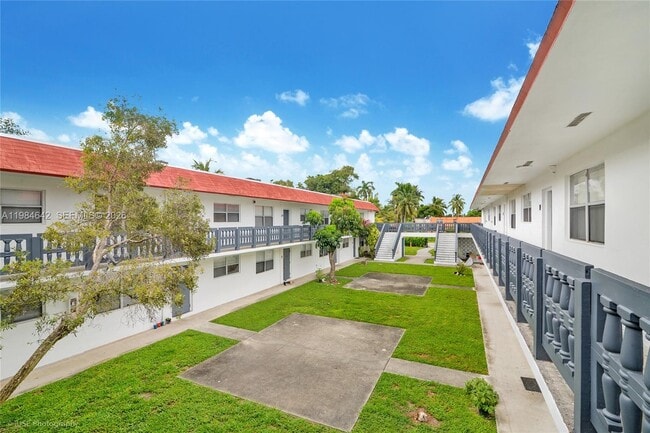 Building Photo - 111 NW 152nd St Unit 13