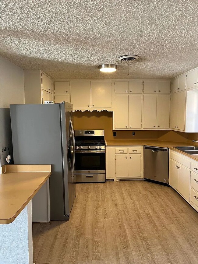 Building Photo - Amazing 3 bedroom 2 bathroom house close t...